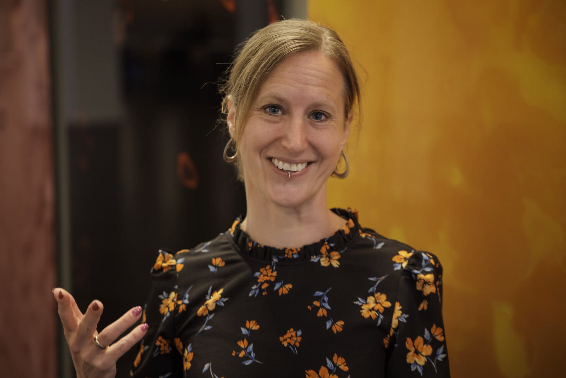 Portretfoto van Feliene Hermans in haar kantoor.