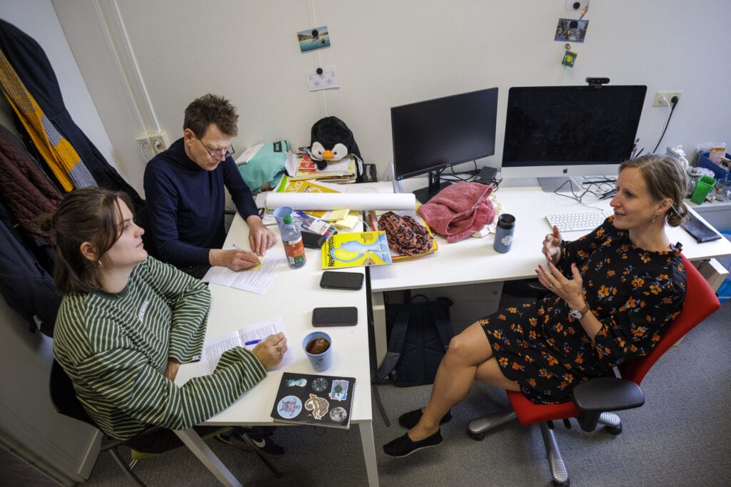 Foto van het interviewgesprek aan het bureau van Felienne.