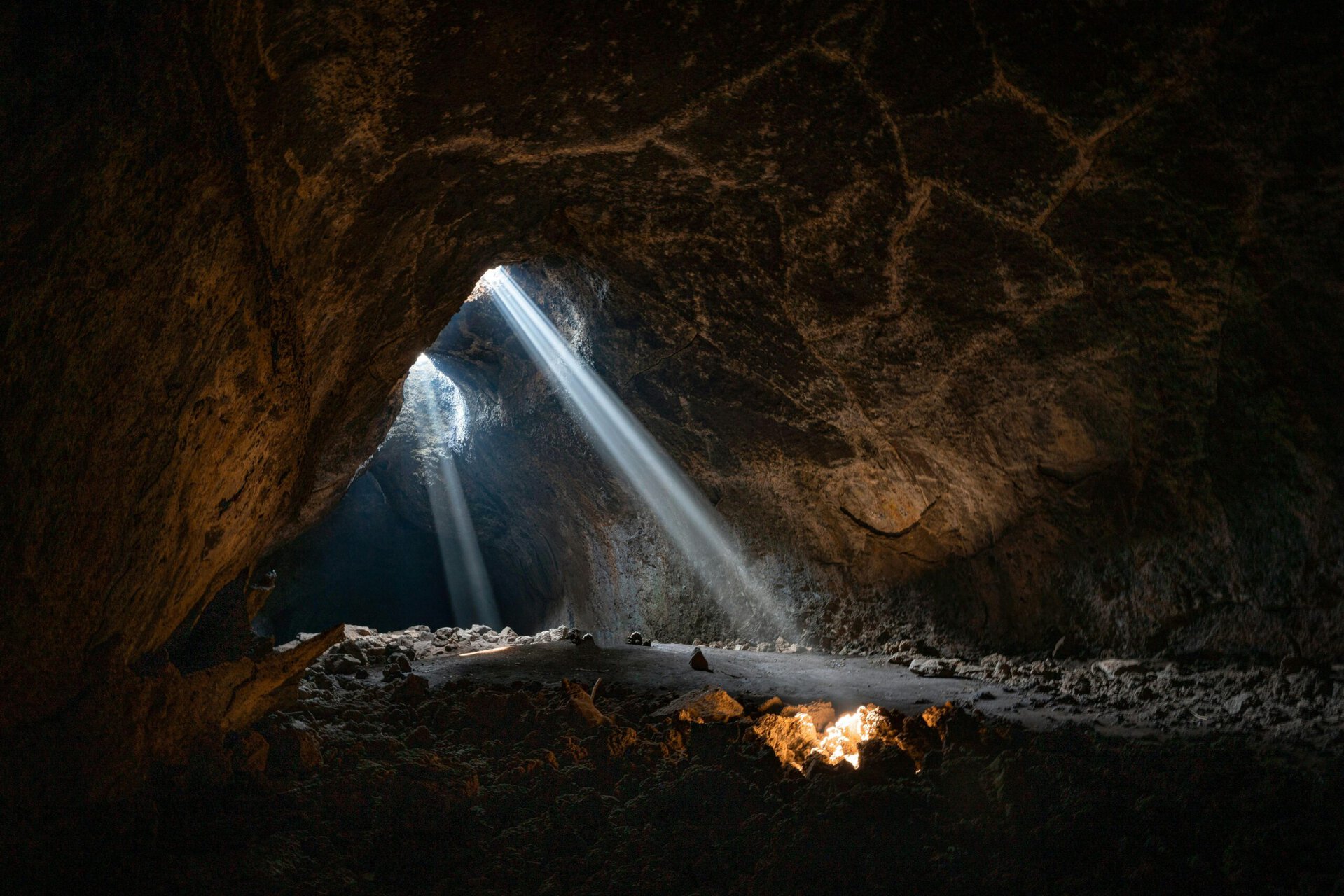 Licht schijnt in een grot.