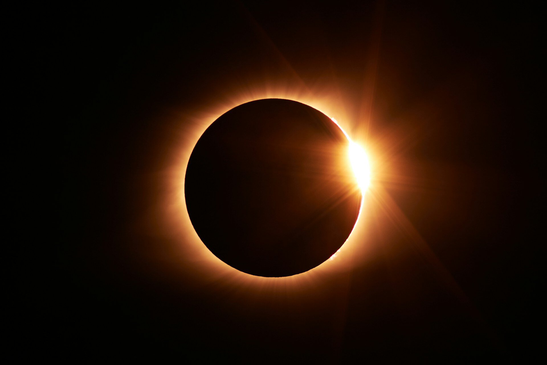 De zon achter de maan, tijdens de zonsverduistering van 2017.