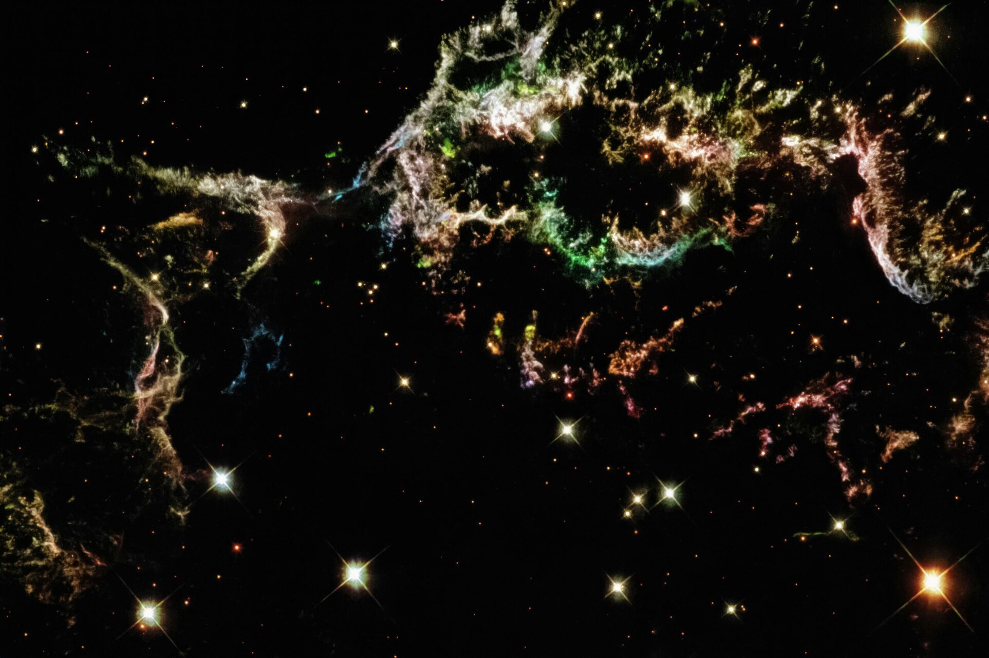Resten van een supernova: spectaculaire, lichtgevende kleuren tegen het zwart van de ruimte.