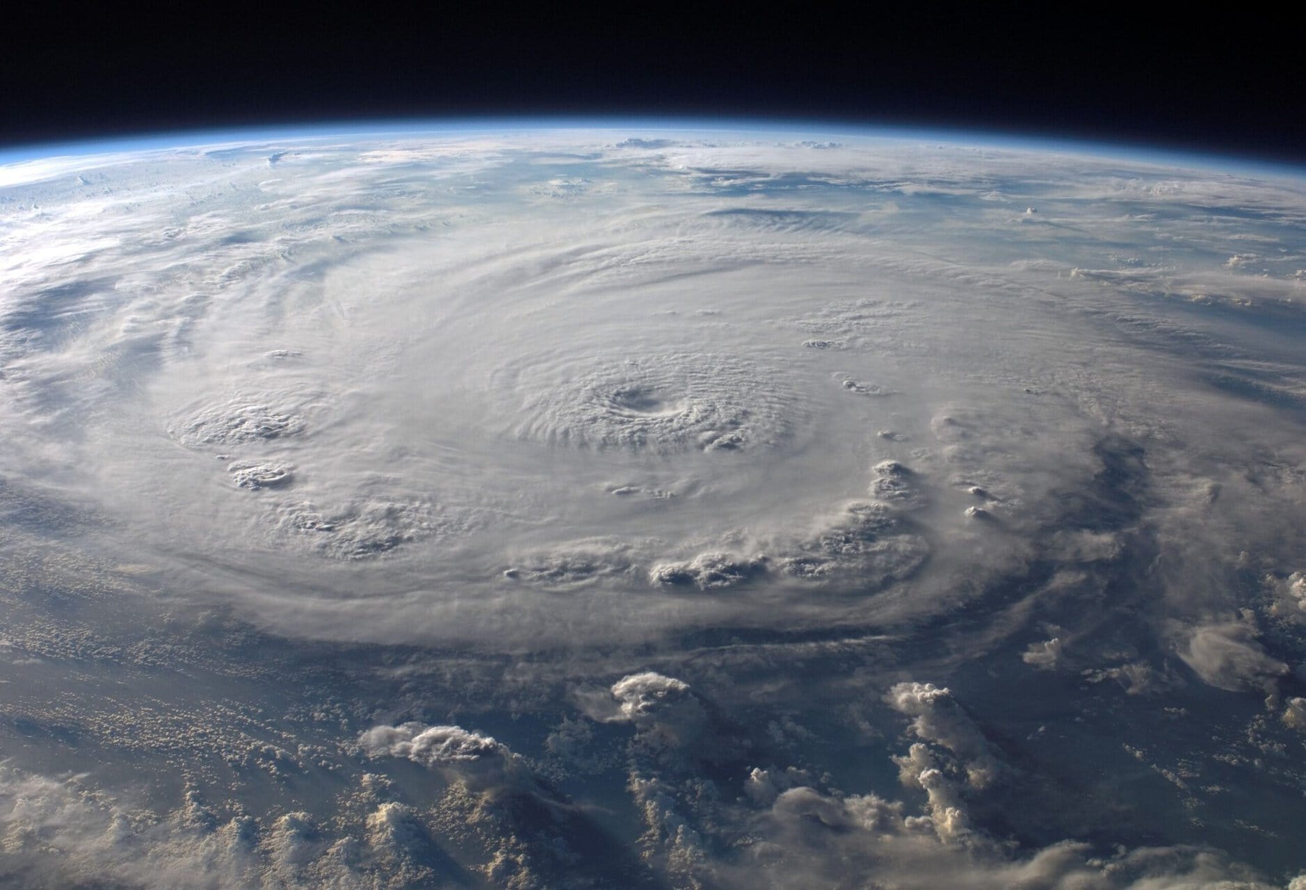 Satellietfoto van een cycloon: een wazige draaikolk van wolken vanuit de ruimte.